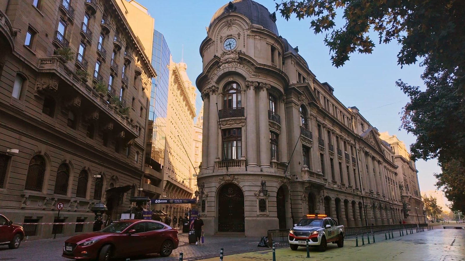 Bolsa de Comercio en calle La Bolsa, centro de Santiago
