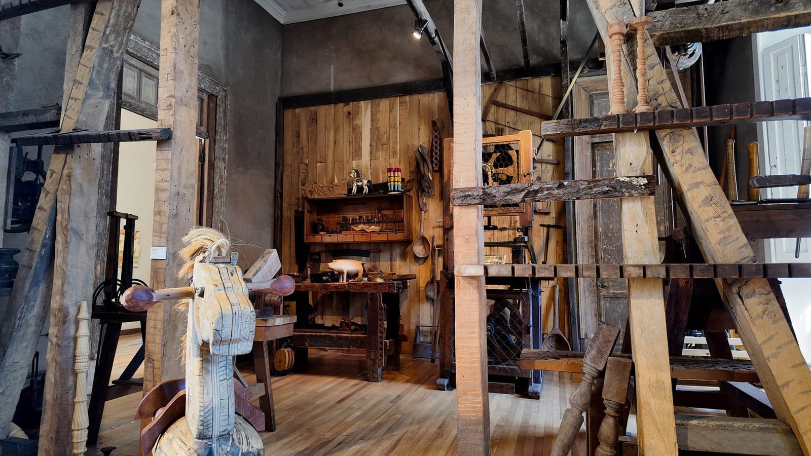 Taller de un museo patrimonial, con herramientas y piezas de madera artesanal