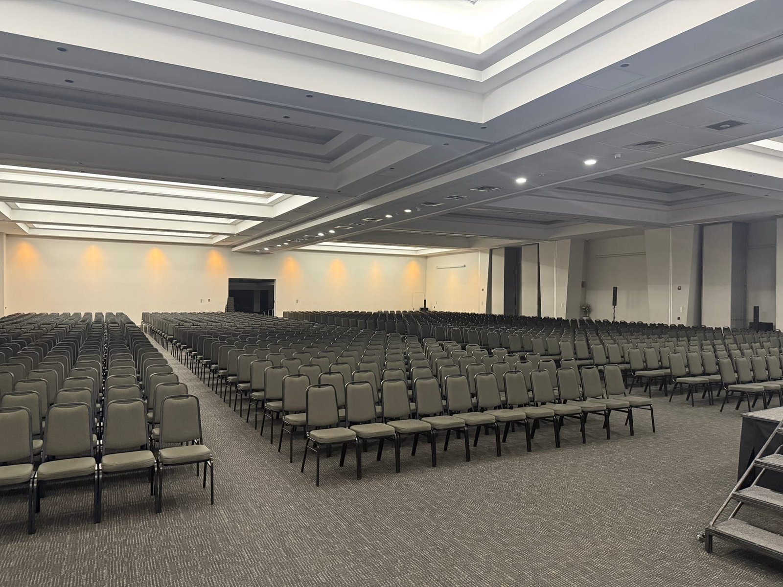 Salón de eventos en montaje auditorio, con capacidad para cientos de asistentes