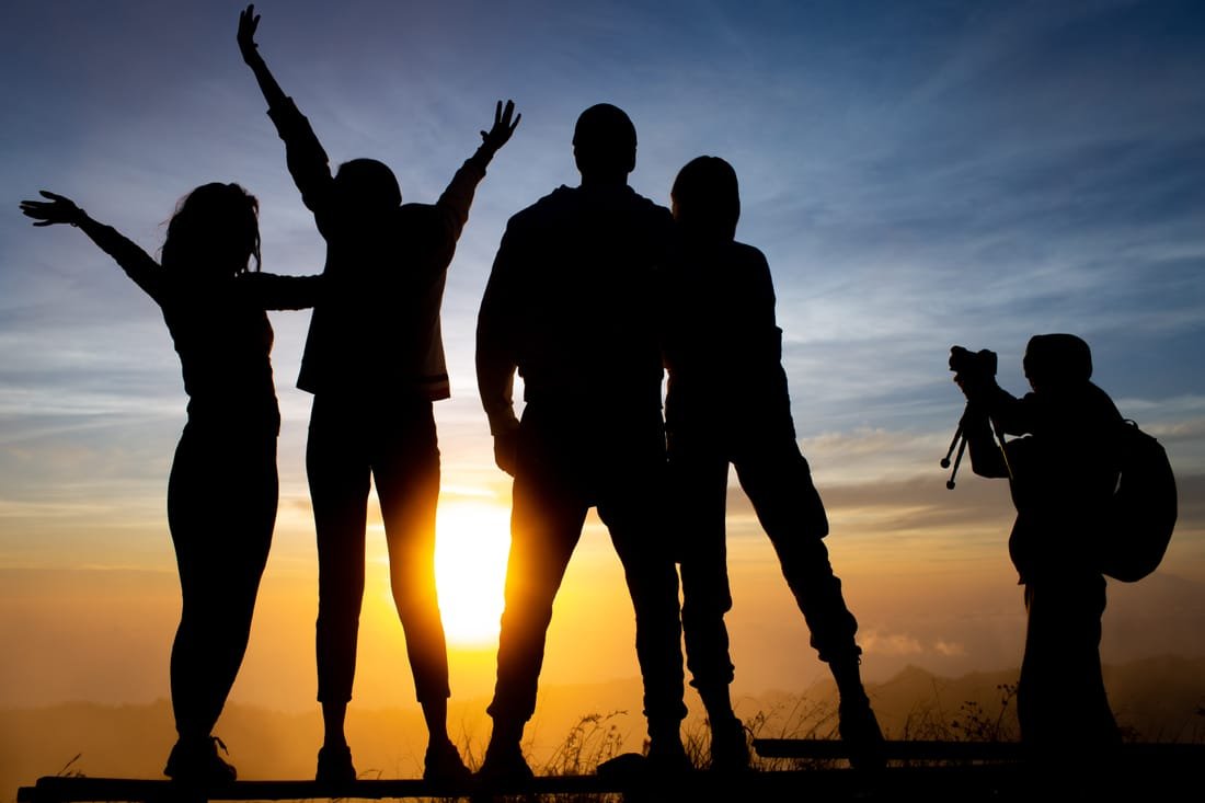 Grupo celebrando al atardecer en un mirador